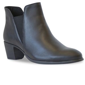 Munro Jackson Bootie (Women) size 9 in black